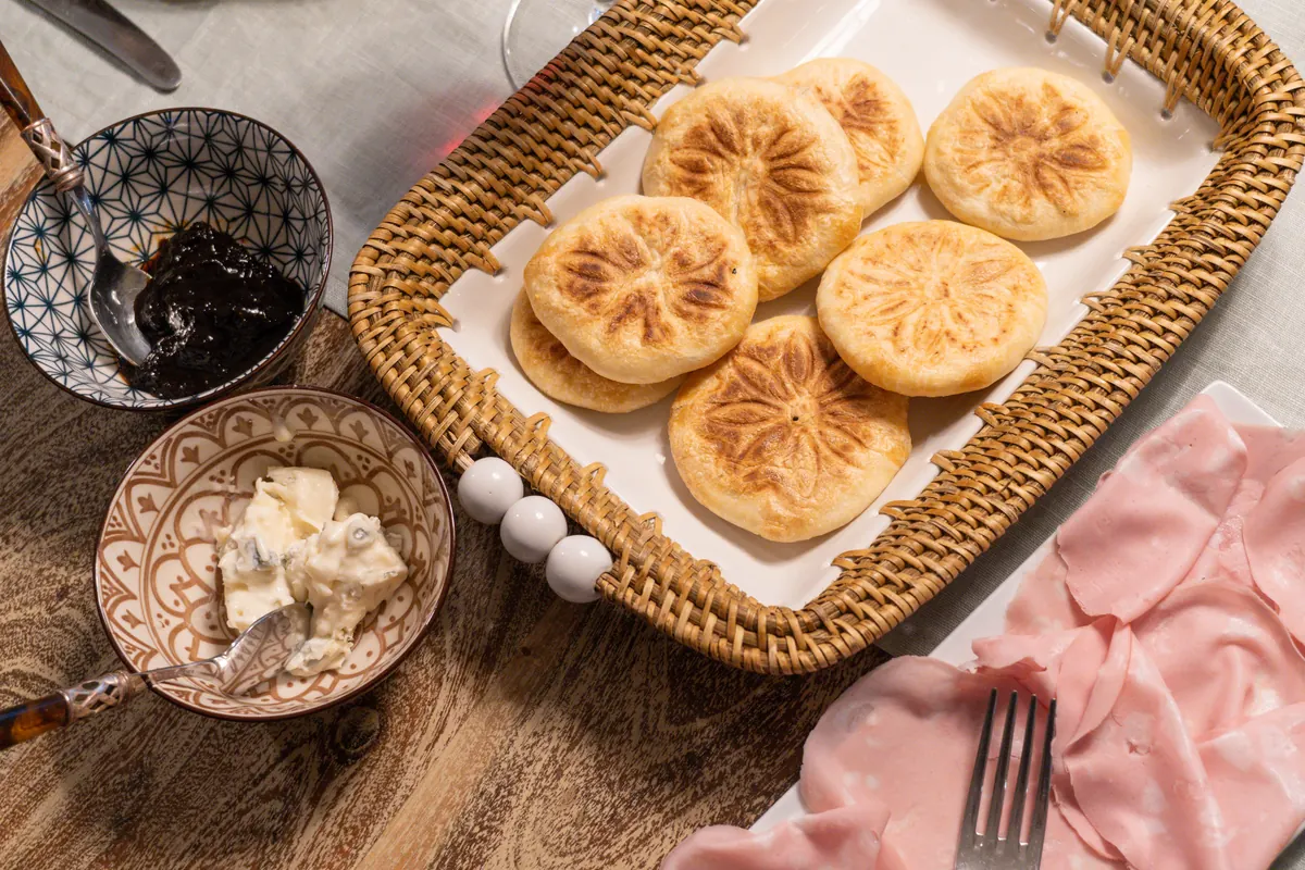 Aperitivo Bolognese: Tigelle, Piadine e Vino — Roberta Guercini