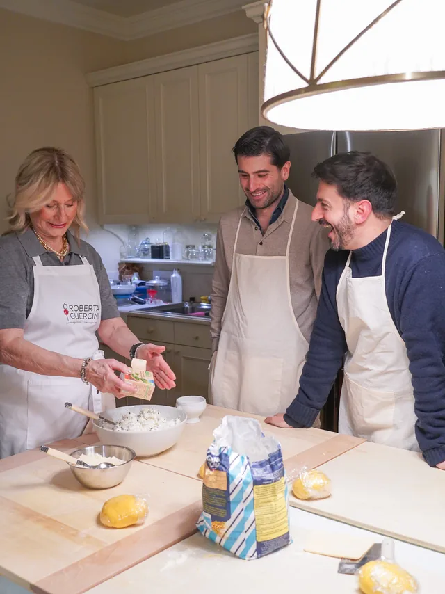 Roberta Guercini con i suoi ospiti durante una lezione di cucina