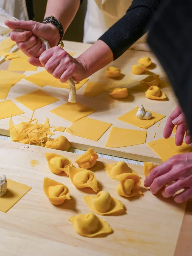 Tortelloni fatti a mano sul tagliere