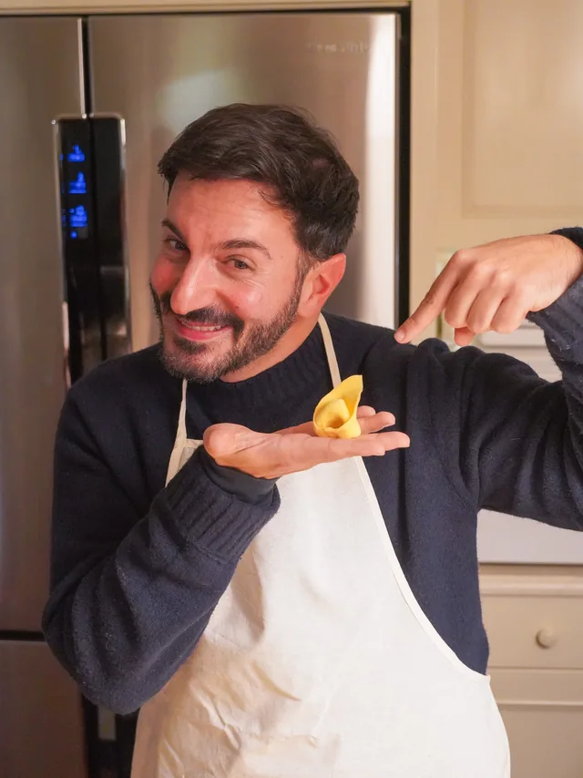 Un ospite mostra la pasta appena preparata