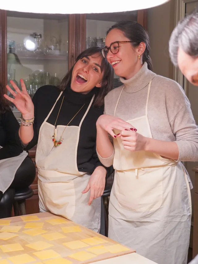 Risate in cucina durante il corso di pasta fresca