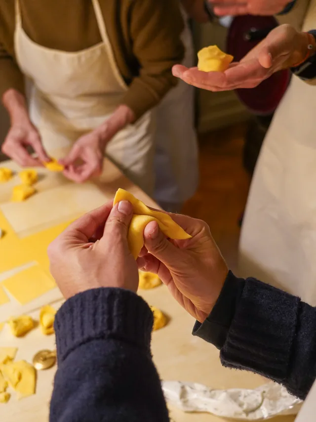 Le mani che chiudono i tortellini uno a uno