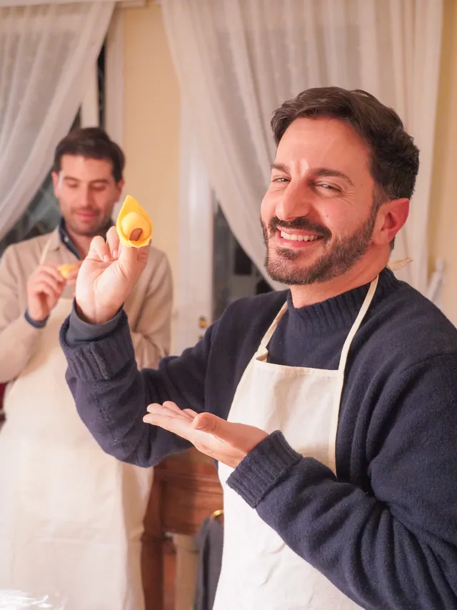 Ospiti che assaggiano la pasta appena fatta