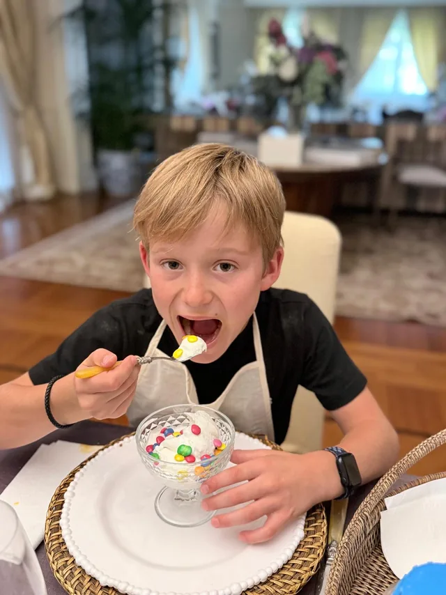 Un bambino assaggia il gelato artigianale