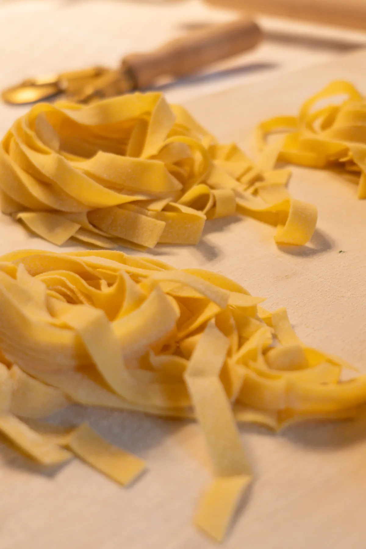 Tagliatelle fresche sul tagliere